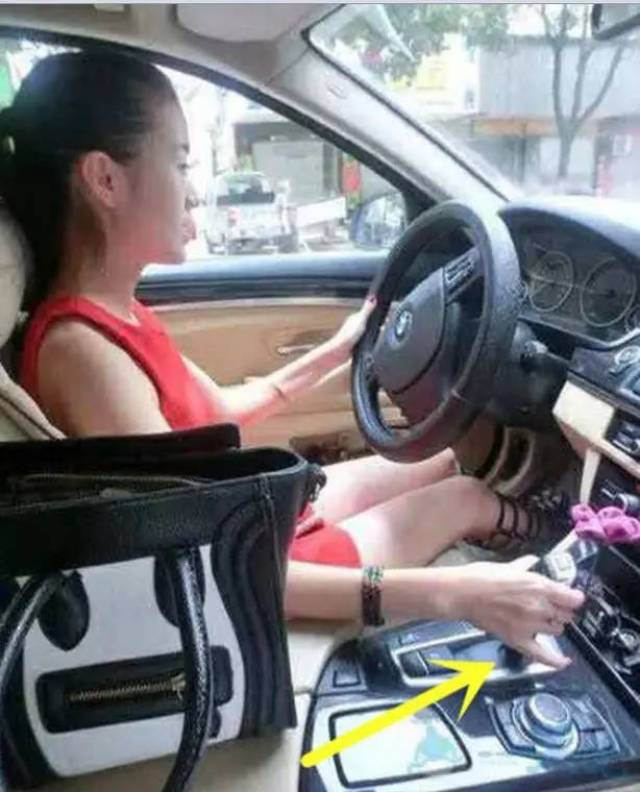 女司机开车奇葩姿势,神一样的握挡方式!-搞笑频道