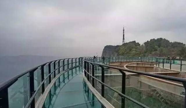 行走在空中,这玻璃栈道你敢挑战吗