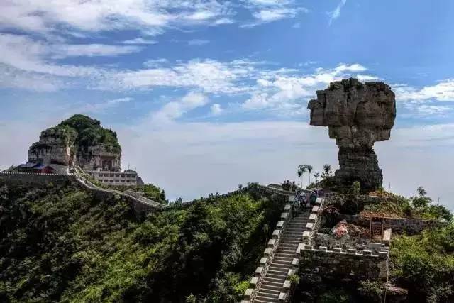 07:00—08:00 自助早餐 早餐后,上午登临轿顶山景区龙脉长城,极目楚天