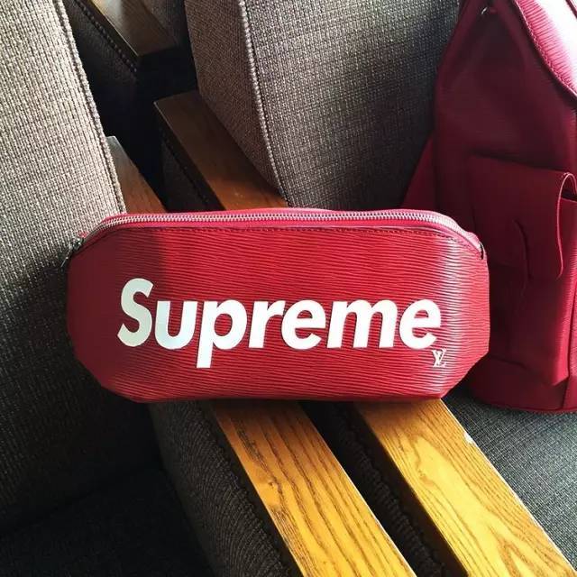 超级醒目的supreme 白色胶印 logo