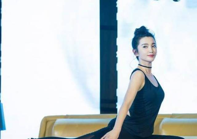 本是某品牌宣传发布会, 李冰冰却亲自演示瑜伽健身, 活脱脱变成了