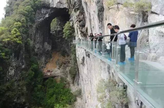 6米,是广西最长的玻璃栈道.