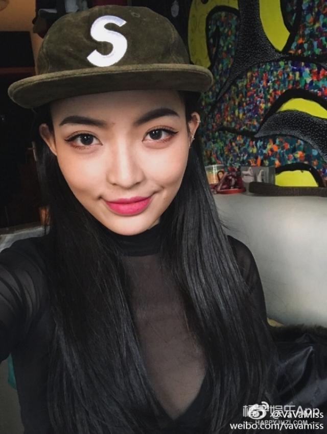 简单粗暴地走近几位夺冠的热门人物↓ vava 唯一"存活"下来的女rapper