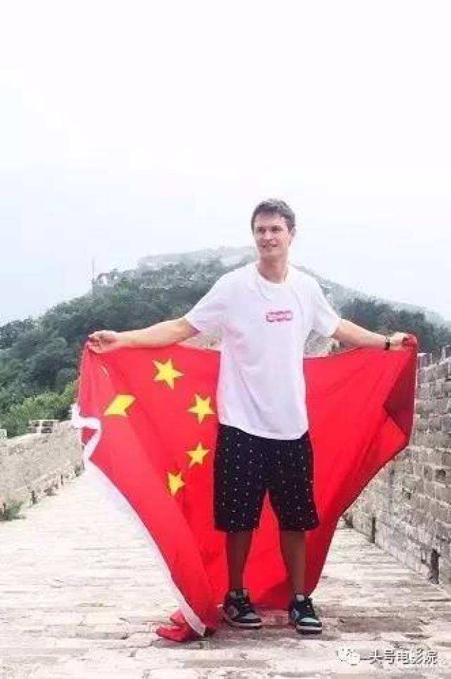 吴京举旗感人 外国男星也披中国国旗 却有香港艺人不识五星红旗