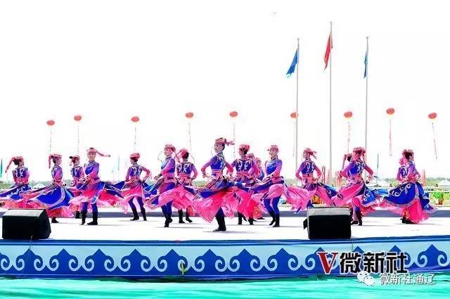 《世纪华章》舞蹈中开场,一曲《祝福科尔沁》唱出了草原儿女对家乡的