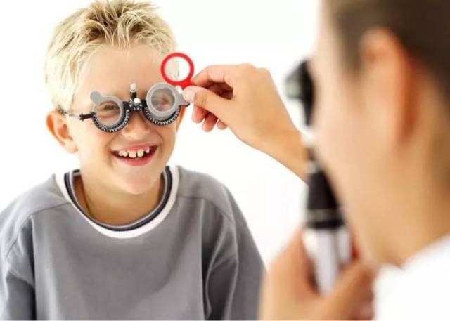 孩子轻度近视,到底要不要配眼镜?
