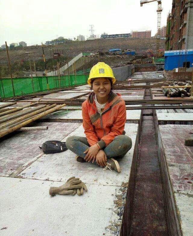 曾经的工地网红已经逆袭成女神了,你还有什么理由不努力!