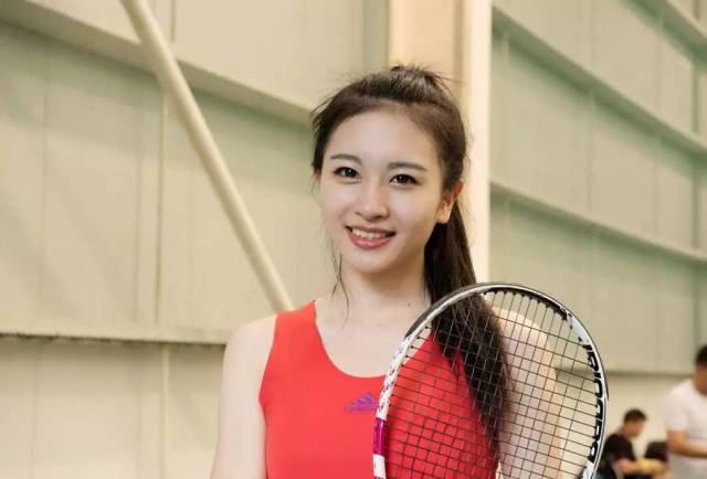 今年全国大学生网球锦标赛上,王玥获得全国团体第三,个人单