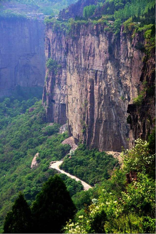 太行山奇险,沿路的许多时间都行走在悬崖之上.