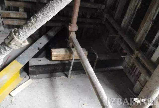 悬挑梁采用的工字钢不宜小于16 号(h≥160mm),长度≥3m,且悬挑与固定