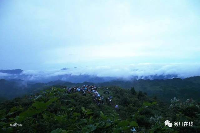 茅天镇老鹰山, 位于务川县茅天镇境内最高峰, 古历每年6月19日聚集赶