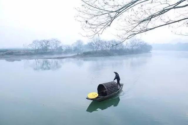 停靠岸边,寂静如初 是"野渡无人舟自横"的意境.