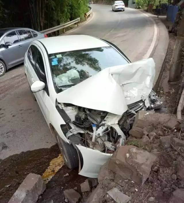 又是车祸!宜宾发生一起7车追尾相撞,车辆受损严重!
