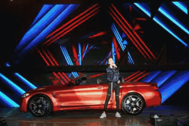 100℃的上海f1国际赛车场,性感机械的咆哮声与律动的歌曲声相互融合.