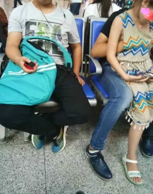 我亲眼看到一个10岁的女孩被摸胸