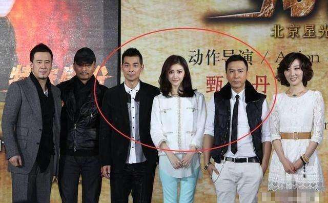 景甜两次拒绝甄子丹的拥抱, 却和成龙亲密合影, 这说明什么?