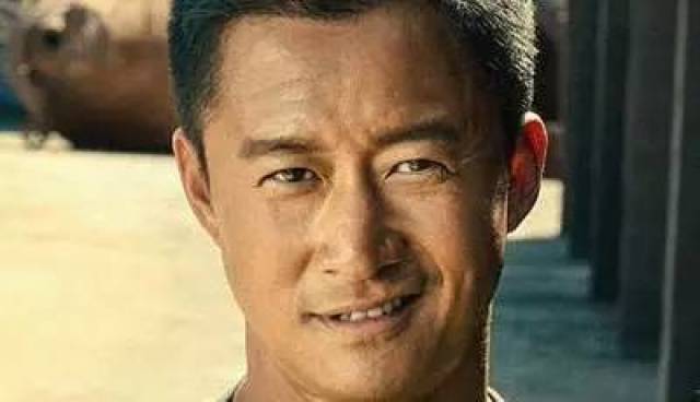 片中,由吴京饰演的男角冷锋,动保护陈博士(抗拉曼拉药物研发