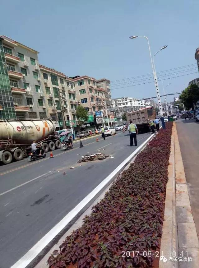 今天上午10时许,上栗县李畋大道转盘往萍乡方向50米处发生车祸,现场惨