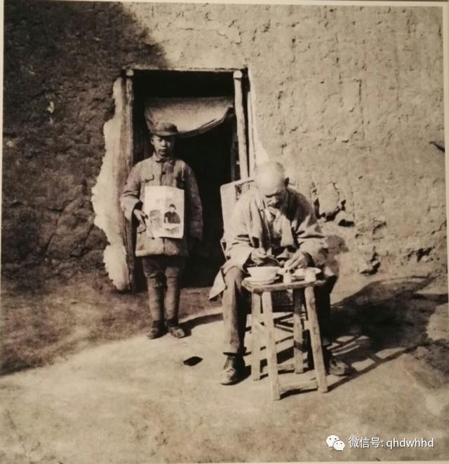 白求恩大夫用樱桃逗村中女孩.