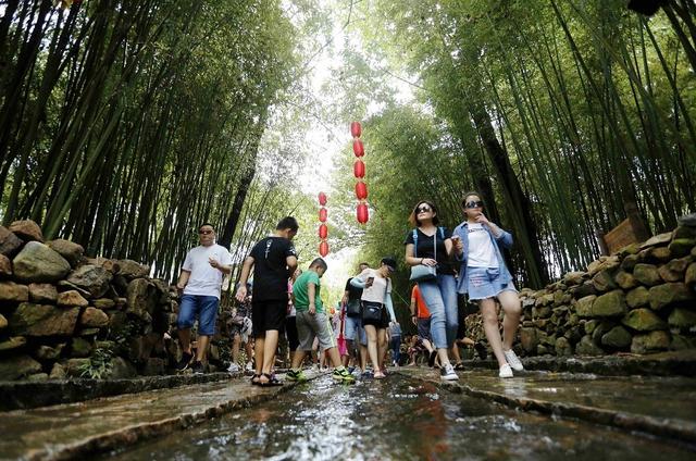 泉翠竹让人迷离,农家美食让人向往,茅草屋舍让人怀古,戏水漂流让人