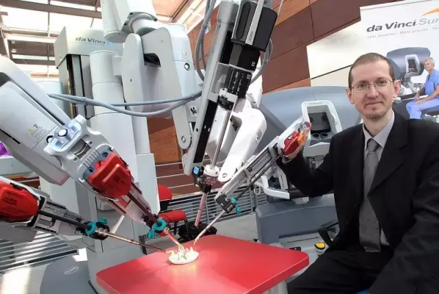 这个可以给葡萄做手术的机器人已经占领了全世界大多数医院