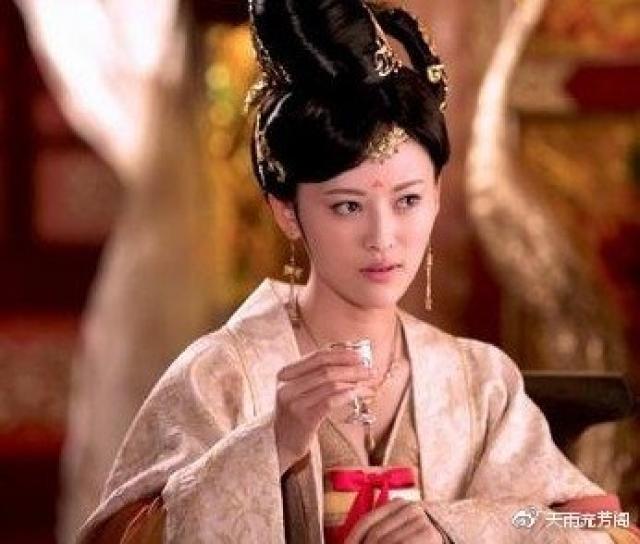 安乐公主剧照 得到消息的羽林军将士欣然从命,葛福顺将韦等人的首级