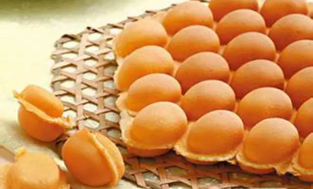 初时鸡蛋仔由鸭蛋制成,因为价廉味浓,蛋中的腥味可令鸡蛋仔更香.