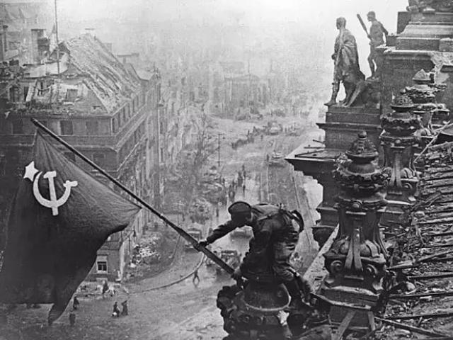 1945年4月30日柏林,苏联在付出无数牺牲后终于将国旗插在德国国会大厦