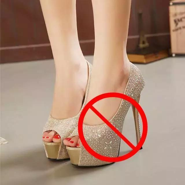 在希腊,是禁止女性穿高跟鞋的 理由是防止她们踩坏希腊的砖石和地板