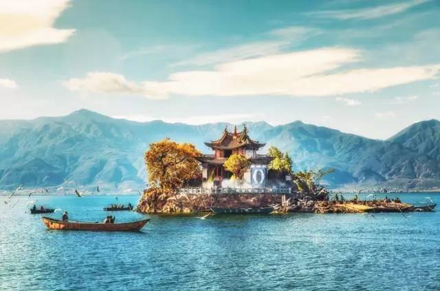 开启【360°环游洱海】观景模式,置身于洱海之中,洱海西面有苍山横列