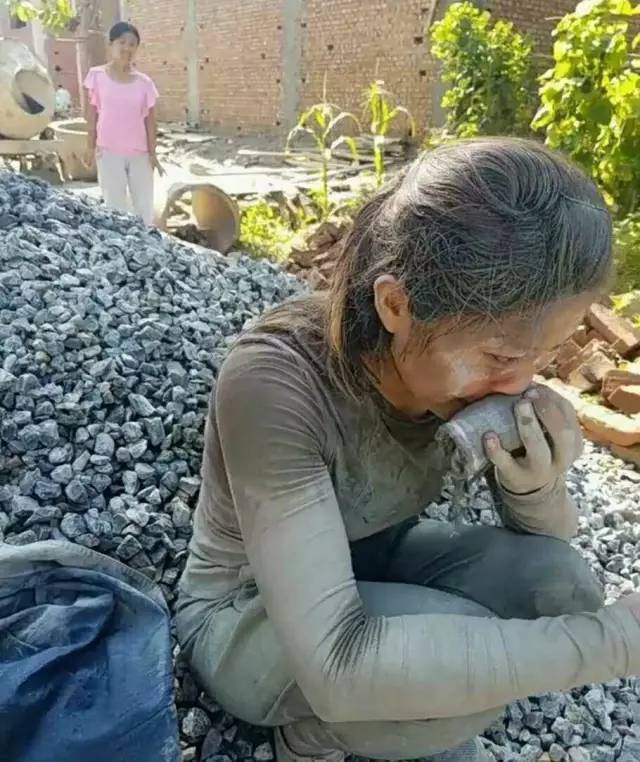 大连人被一个扛水泥的女子刷屏了,背后的真相更感人!