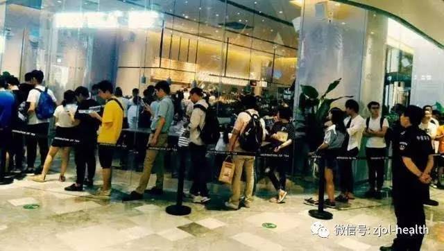 不管是什么时候,生意火爆的奶茶店前总会排起长长的队伍,形成路边"一
