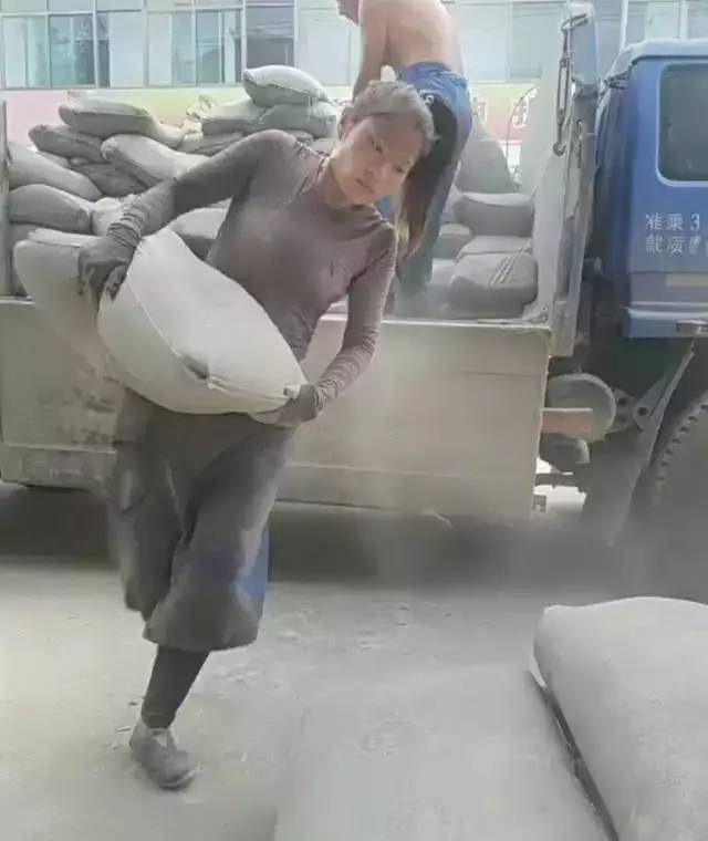 最近,微信群里及朋友圈这么一位妙龄女子在工地扛水泥