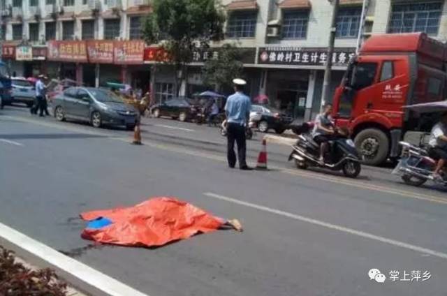 车祸导致一女子头部及上半身被完全压碎,当场不幸身亡.