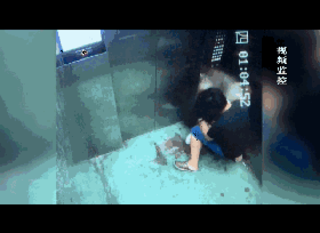 【吓坏】惊魂1分15秒!女子坐电梯遭色狼!