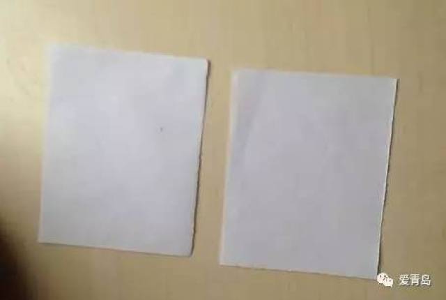 3,沿着这道缝把第一个半张纸按滚雪球的方法折叠3-4次.