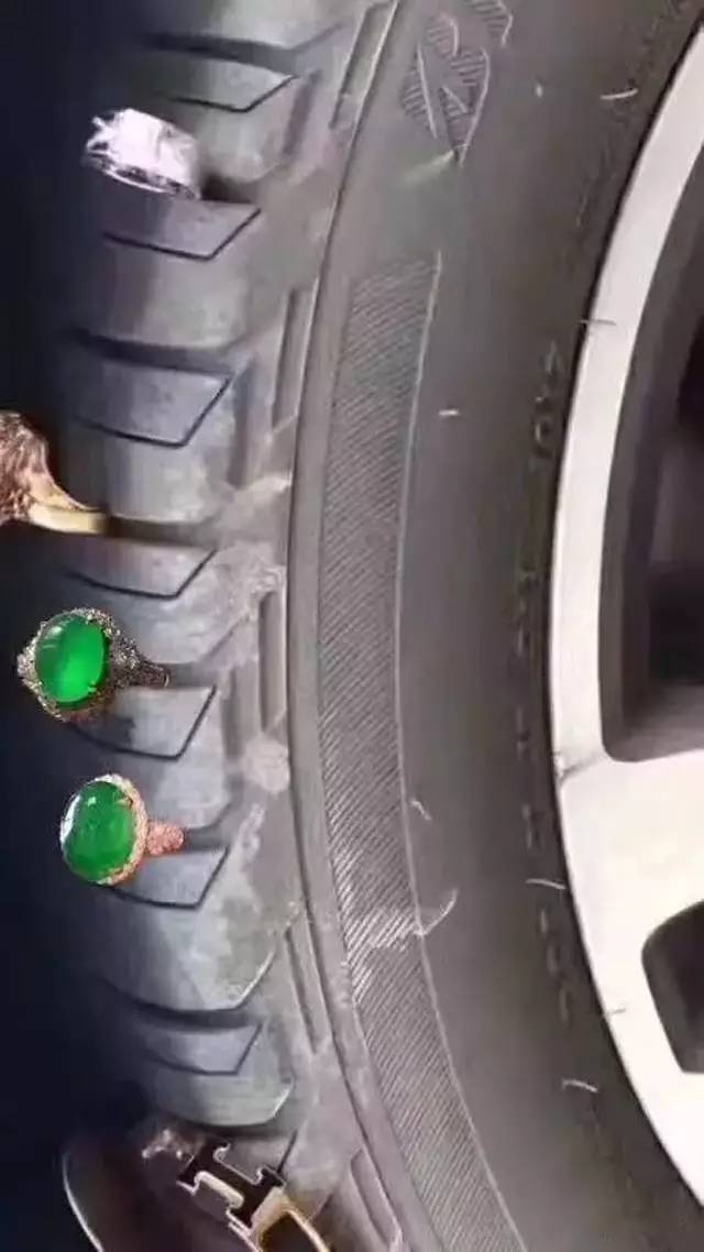 就是被车轮胎扎钉的图片视频刷屏了 准确来说是车轮胎扎到金戒指