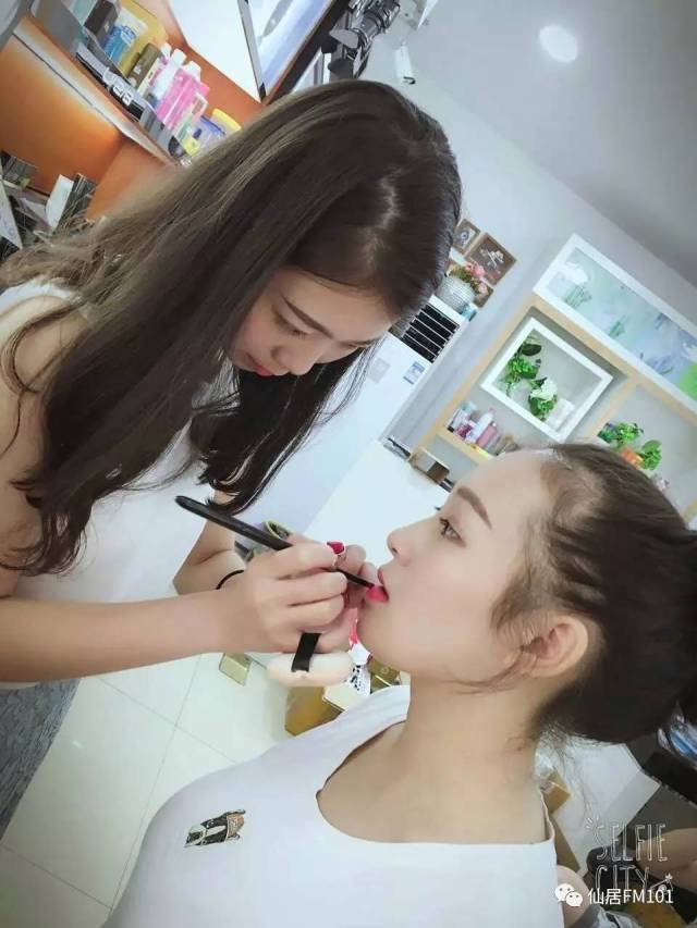 【101生活帮】仙居女化妆师的神奇改颜术!