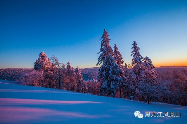 在2017年4月18日,初春的山河林海瑞雪飘飘,雄伟的凤凰山依旧雪天一色