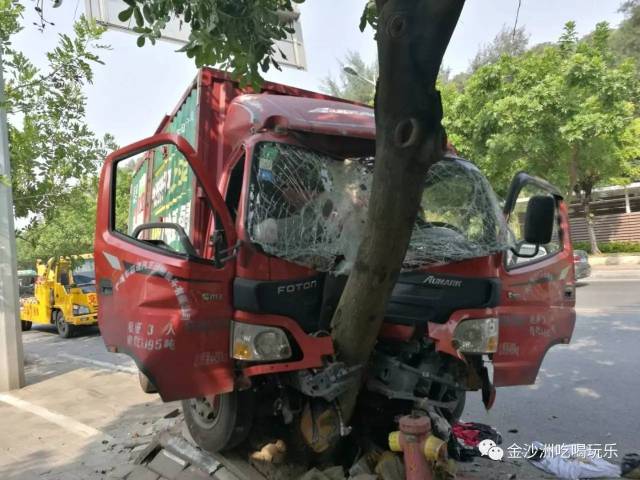 也曾发生过一辆摩托车和货车相撞,摩托车司机当场死亡的特大交通事故