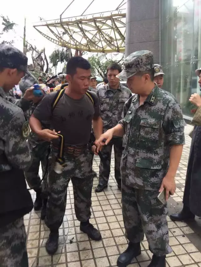 今天珠海出现大风,强降雨天气,全市受损严重,香洲区人武部在警备区和