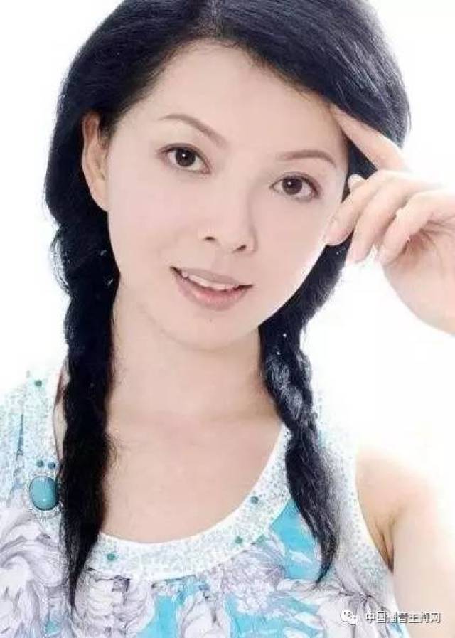 而当时在湖南台还有位非常红,名气不输李湘的女主持人,她就是舒高.