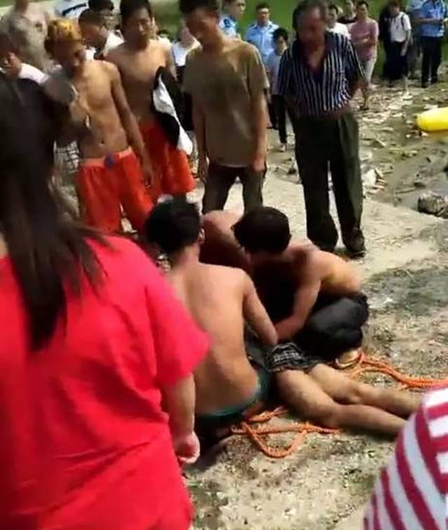 路过罗村大桥的时候,听到桥下有人呼叫"救命",高阿峰都没来得及和哥哥
