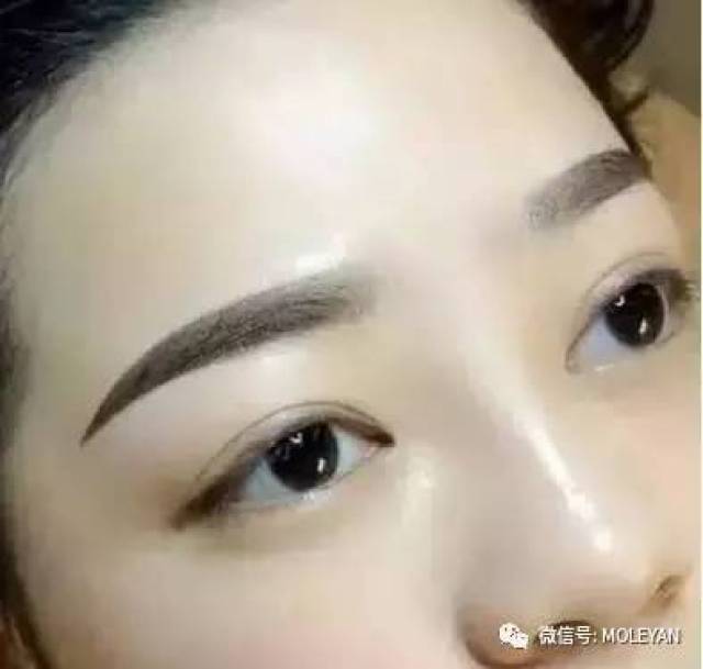眉毛刻意浓,很丑