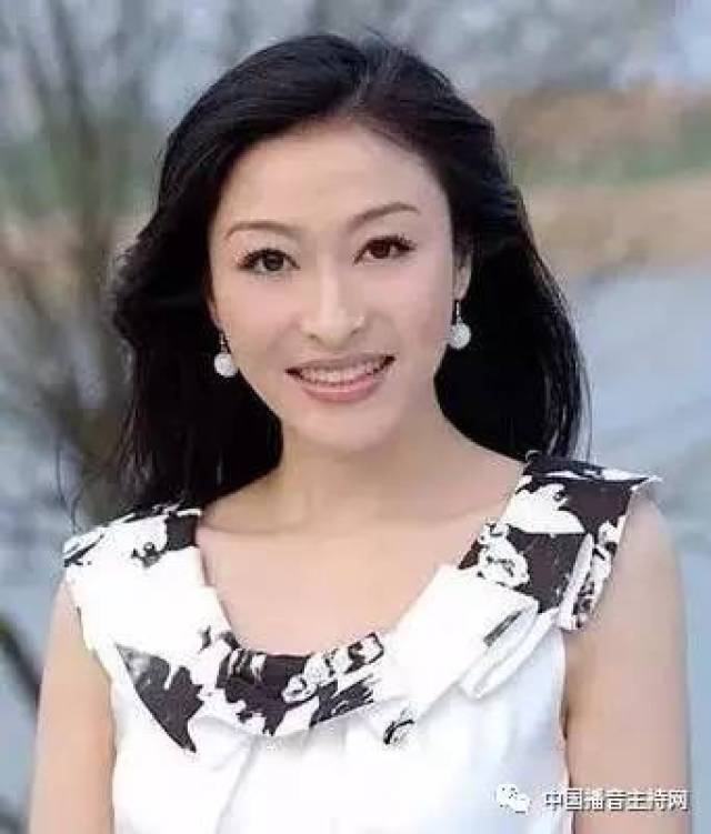 而当时在湖南台还有位非常红,名气不输李湘的女主持人,她就是舒高.