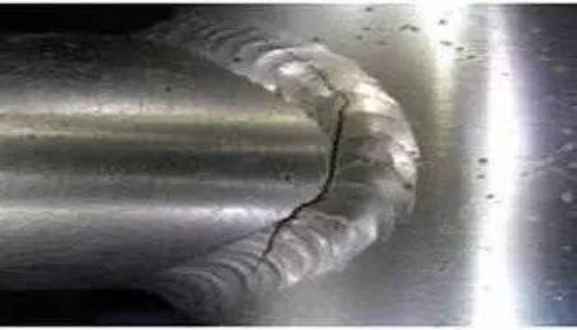 裂纹源区出现于焊件表面的疲劳裂纹,由于这一阶段扩展速率较慢.