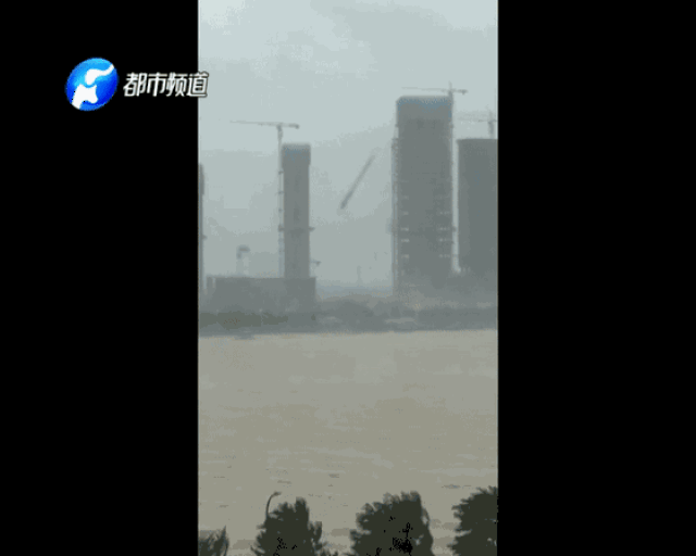 人被刮倒!大货车被掀翻!这些地方今夜有7级大风 阵雨!