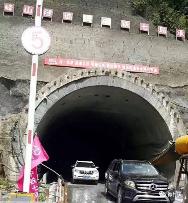 该隧道进口位于桃源乡桃园村,出口位于向坝乡金竹园村,全长2995米,属