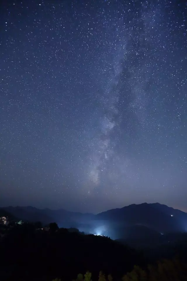 夏日夜晚,在院子里乘凉看那璀璨星空,遥想银河深处光景,是多少人一去