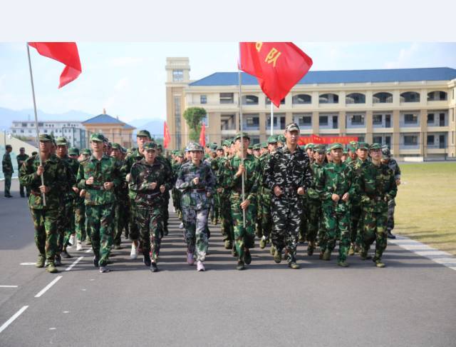 稍息,立正,齐步走!龙泉浙大中学,我们一起历的训